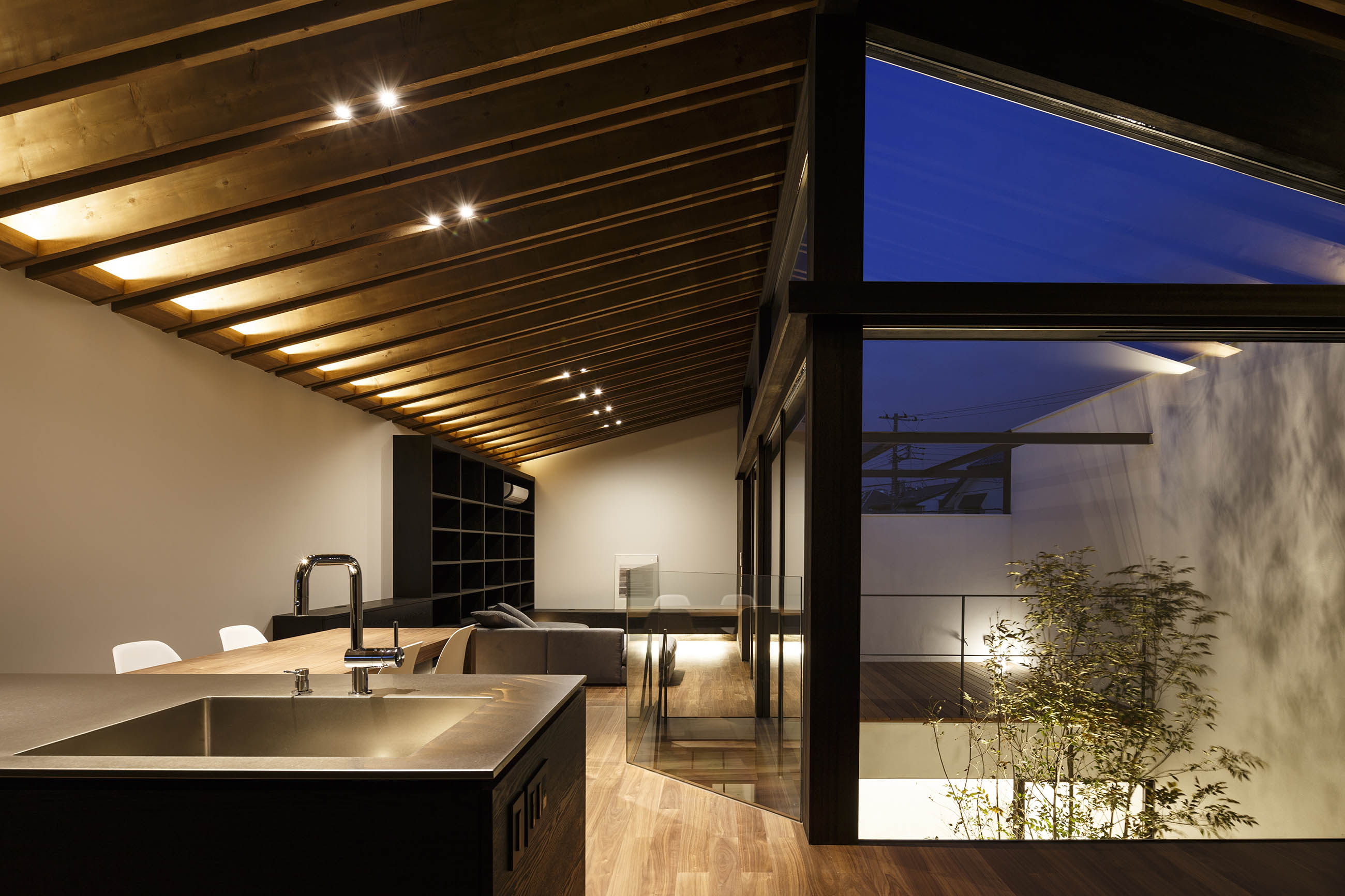 La arquitectura del patio中庭の建築 Patio House / APOLLO Architects & Associates | ArchDaily