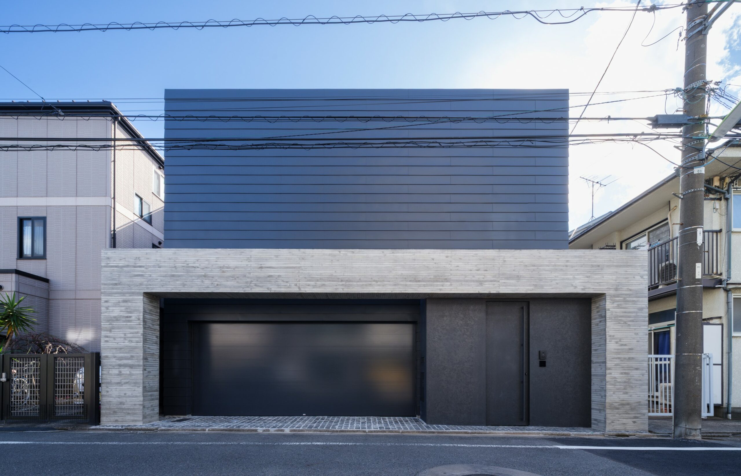 城壁/鏡の中の家(オリジナル・ヴァージョン) 天空に架かる”二本の腕”、磯崎新が北九州に刻んだ傑作「北九州市立